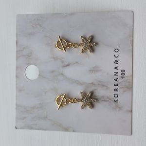Sparkling flower dangling earrings, gold color coated
